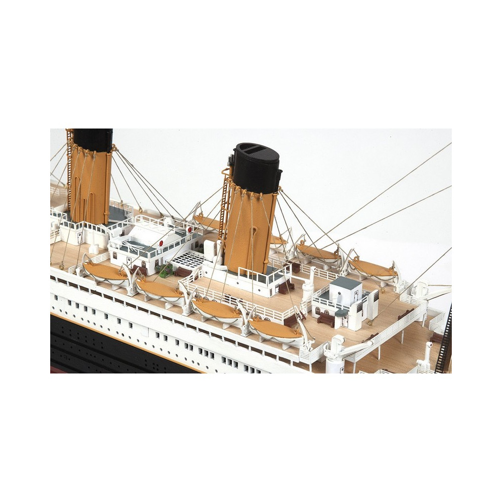 Maquette géante du bateau paquebot Titanic  Titanic, Maquette en carton,  Bateau de croisière